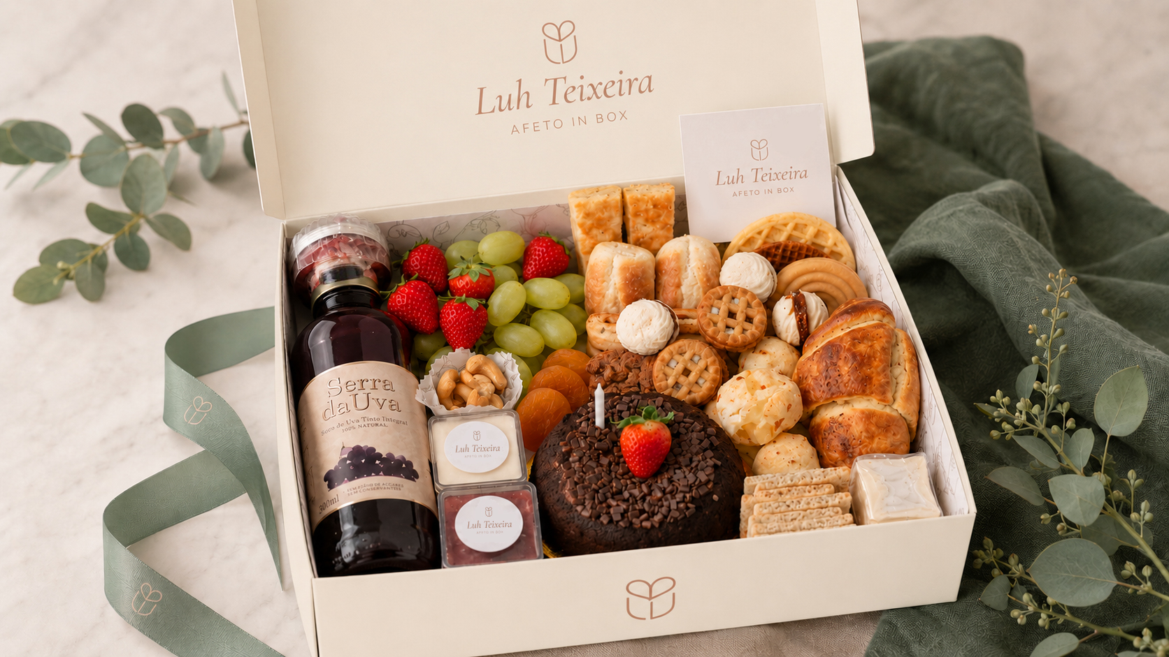 Box de café da manhã com croissants, frutas, flores e polaroids